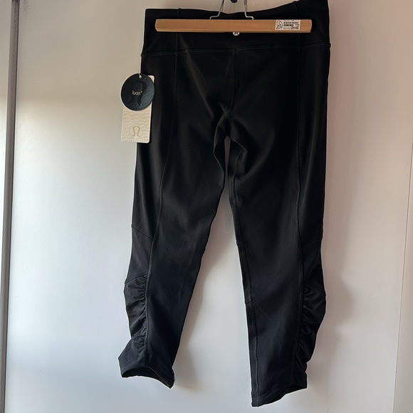 NEW WITH TAGS - Lululemon Venus Crop - Size 8 - Picture 6 of 10